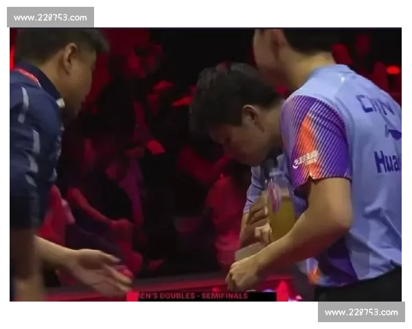 奥运摔跤赛场上惊险瞬间选手因意外受伤当场流血赛场气氛紧张 奥运摔跤赛场上惊险瞬间选手因意外受伤当场流血赛场气氛紧张